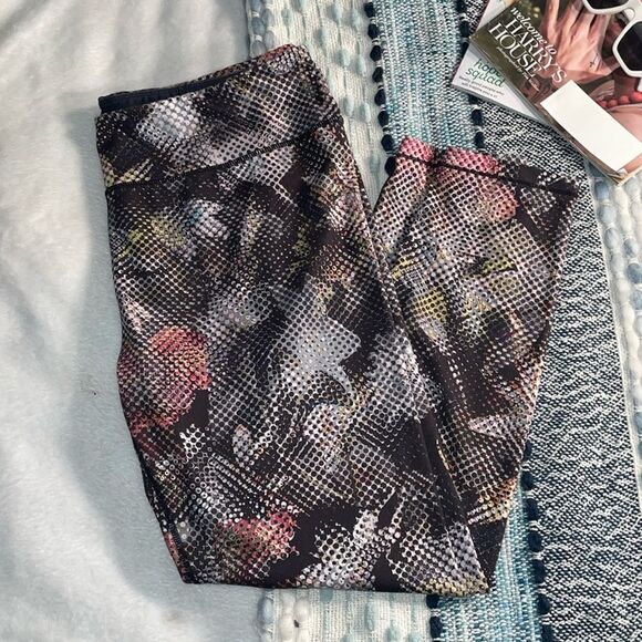 Prana Pants - Prana Mid-Rise Cropped Leggings - size XL